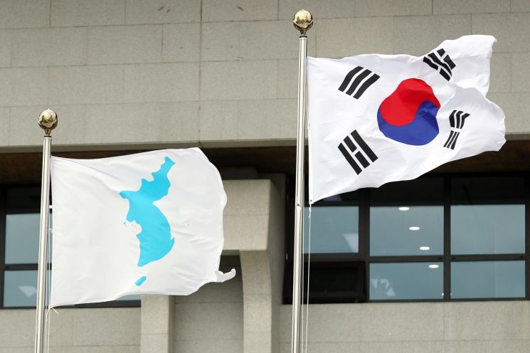 '통일 한국'을 상징하는 한반도기와 태극기 [이미지출처=연합뉴스]