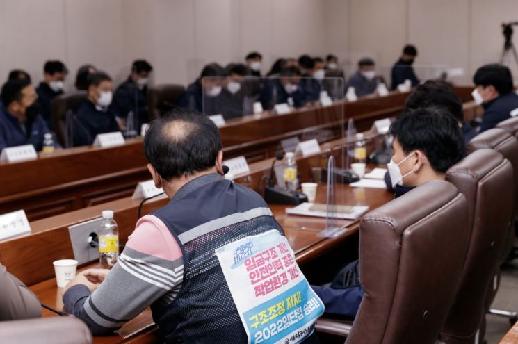 '접점 못 찾은 노사' 서울 지하철 6년만에 파업…비상수송대책 가동