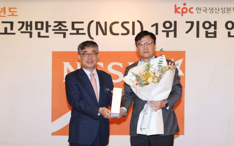 ‘2022 국가고객만족도(NCSI) 1위 기업 인증식’에서 11번가 하형일 사장(오른쪽)이 한국생산성본부 안완기 회장으로부터 NCSI 인증패를 수여받았다.(사진제공=11번가)