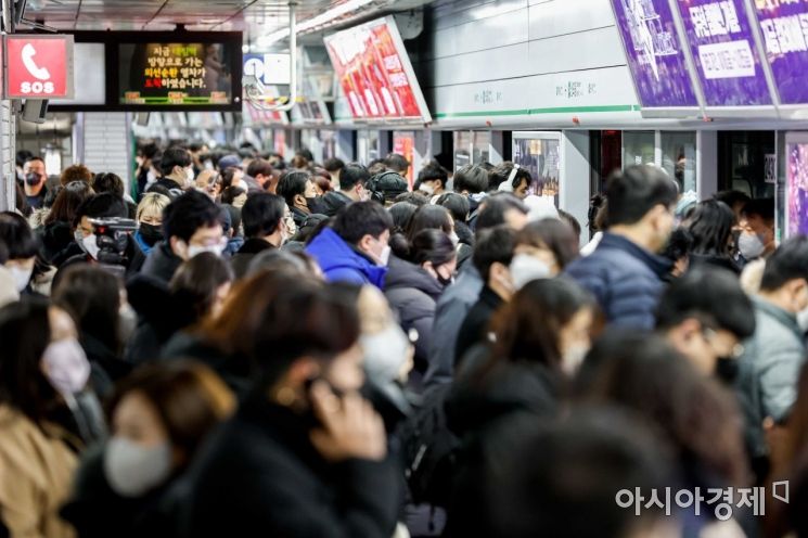 [포토]서울 지하철 파업 돌입, 붐비는 지하철