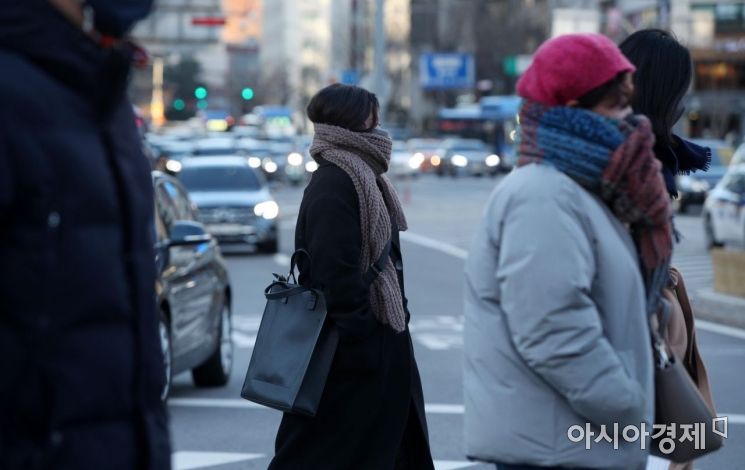 서울 아침 최저기온이 영하 7도까지 내려가는 등 전국 곳곳에 한파경보가 발령된 30일 서울 광화문 거리에서 시민들이 두터운 옷차림으로 출근길 발걸음을 옮기고 있다./김현민 기자 kimhyun81@