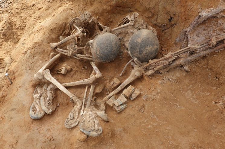 김용일(왼쪽) 이등중사와 편귀만 하사의 유해 발굴 당시 모습 [사진제공=국방부]