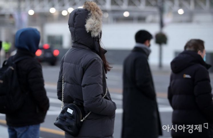 서울 아침 최저기온이 영하 7도까지 내려가는 등 전국 곳곳에 한파경보가 발령된 30일 서울 광화문 거리에서 시민들이 두터운 옷차림으로 출근길 발걸음을 옮기고 있다./김현민 기자 kimhyun81@