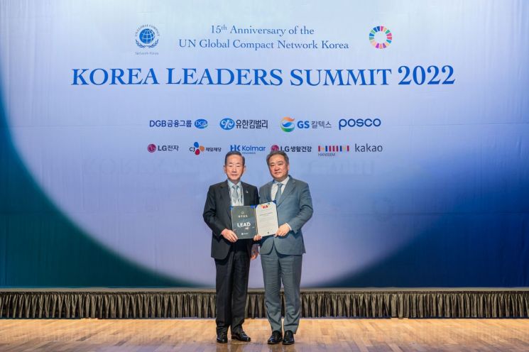 안병준 한국콜마홀딩스 대표(오른쪽)와 이동건 유엔글로벌콤팩트 한국협회 회장이 29일 서울시 중구 대한상공회의소에서 열린 ‘2023년도 LEAD 그룹’ 위촉 행사에 참석해 기념 사진을 찍고 있다. 사진=한국콜마홀딩스