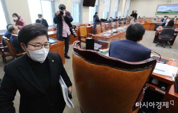 지난해 11월30일 국회에서 열린 환경노동위원회 고용노동법안 심사소위원회에서 더불어민주당 등 야당이 노란봉투법을 상정하자 임이자 국민의힘 의원이 이에 항의하며 회의장을 나서고 있다./윤동주 기자 doso7@