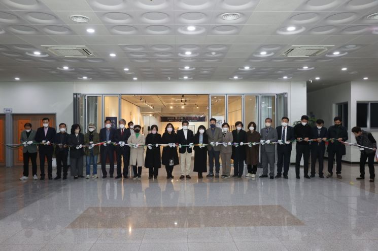 한국미술협회 고성군지부는 고성박물관 1층 전시실에서 제20회 고성미술협회 정기전 개막식을 열었다.