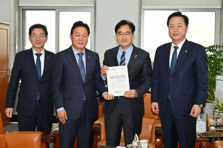 박완수 경남도지사(왼쪽에서 두 번째)가 국회 예산결산특별위원회를 찾아 내년도 국비 증액을 요청했다.