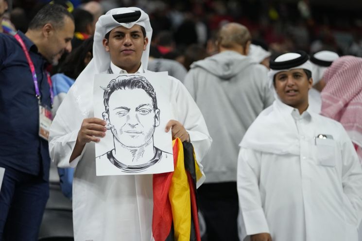 독일의 축구 해설자 잔드로 바그너가 카타르의 전통 복장을 두고 '목욕 가운'이라고 표현해 논란이 일고 있다. 사진=AP연합뉴스