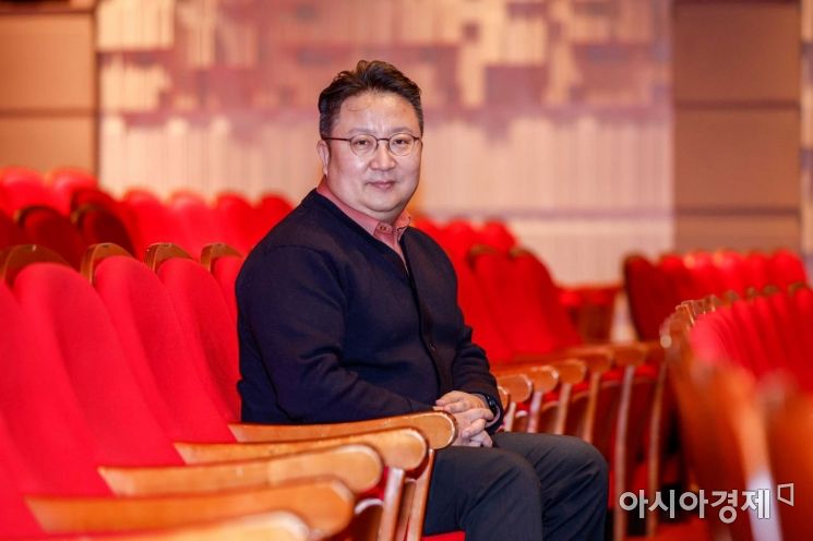 김덕희 서울시뮤지컬단 단장이 30일 서울 종로구 세종문화회관에서 인터뷰에 앞서 포즈를 취하고 있다./강진형 기자aymsdream@