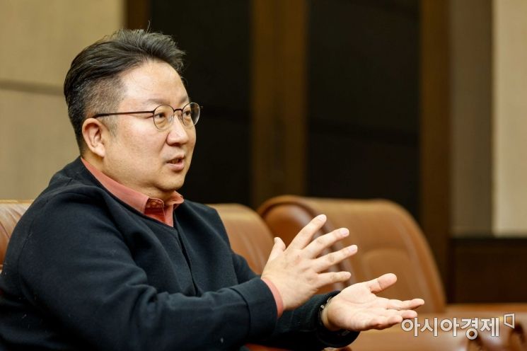 김덕희 서울시뮤지컬단 단장이 30일 서울 종로구 세종문화회관에서 인터뷰 하고 있다./강진형 기자aymsdream@