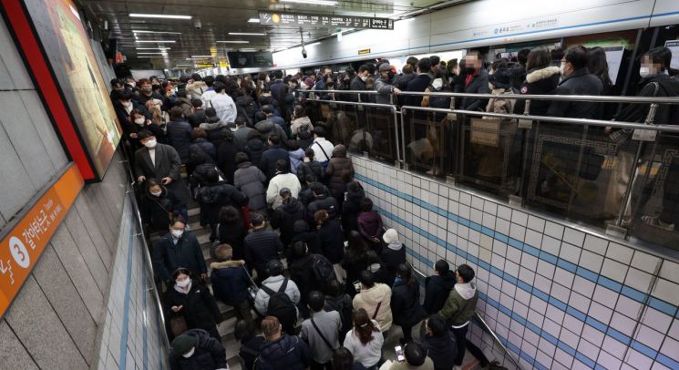 서울 퇴근길 지하철 대란…서교공 6년만의 파업