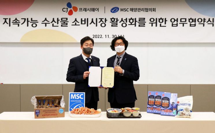 지난달 30일 서울 마포구 CJ프레시웨이 본사에서 박선호 CJ프레시웨이 상품·마케팅본부장(왼쪽)과 서종석 MSC 한국 대표가 업무협약 기념 촬영을 하고 있다.