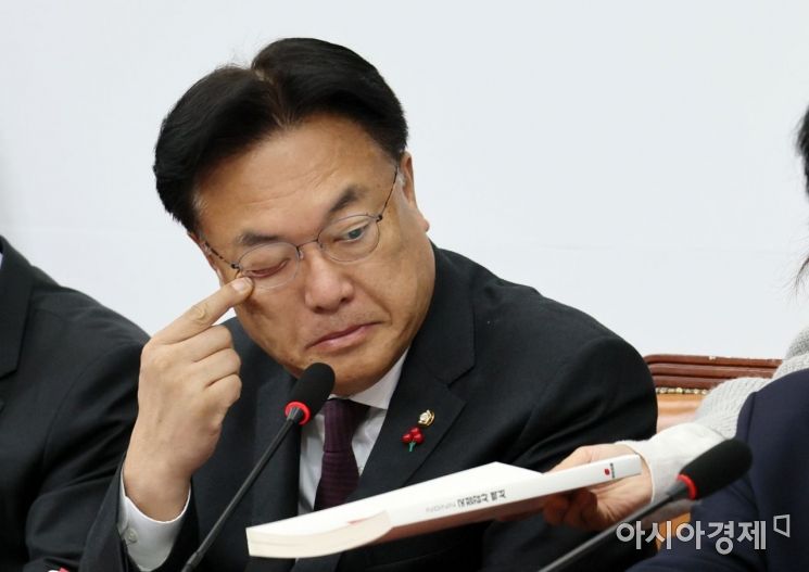 정진석 국민의힘 비상대책위원장이 1일 국회에서 열린 비상대책위원회의에 참석하고 있다./윤동주 기자 doso7@