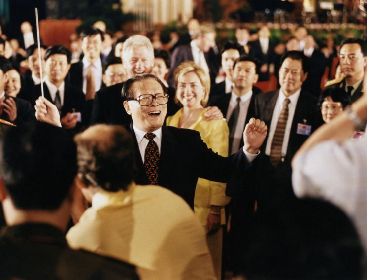 1998년 장쩌민 전 중국 국가주석(가운데)이 중국 베이징 인민대회당에서 국빈 방문한 빌 클린턴·힐러리 클린턴 미국 대통령 부부와 만찬 연회를 즐기고 있다.