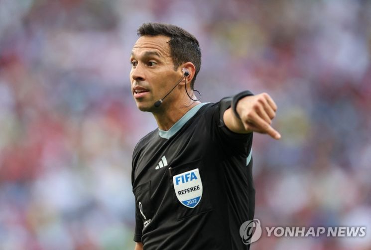 한 경기 '레드카드' 10장 든 심판…포르투갈전 주심은