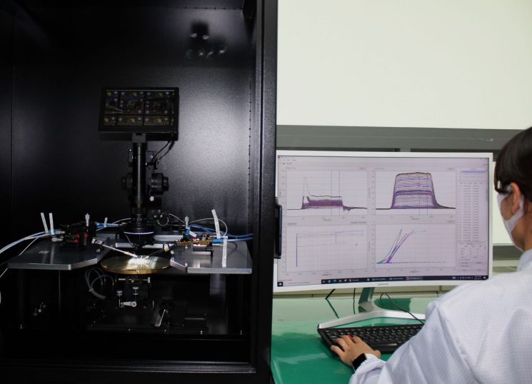 큐알티 연구원이 TLP(Transmission Line Pulse) 장비를 활용해 정전기방전(ESD) 신뢰성 평가 테스트를 진행하고 있다.