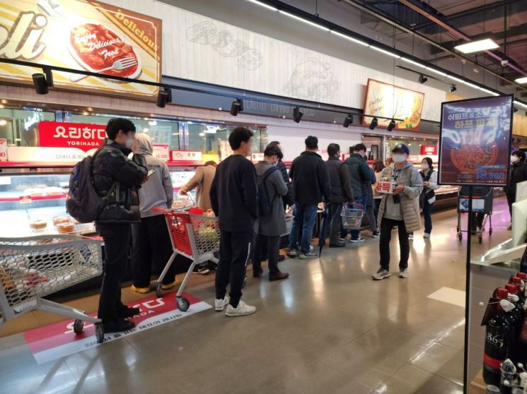 지난달 28일 서울 롯데마트 은평점에서 고객들이 치킨을 구매하기 위해 줄을 서고 있다. (사진제공=롯데마트).