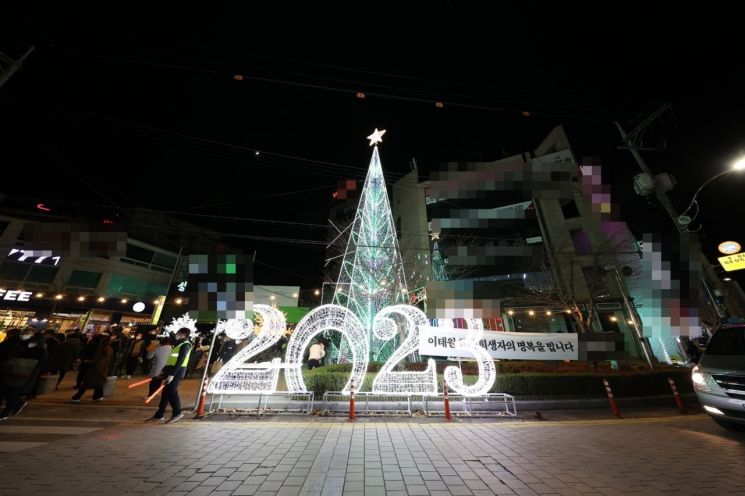 경남 고성군 고성읍 동외광장 일대가 아름다운 크리스마스 빛 조명들로 환하게 밝혀졌다.
