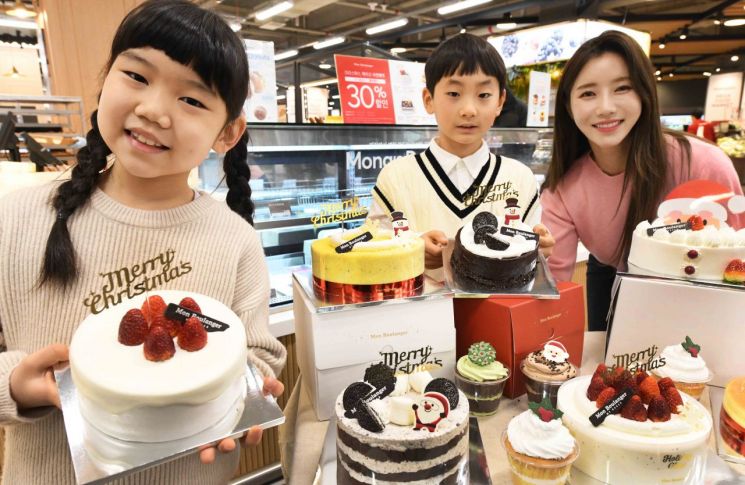 서울 홈플러스 메가푸드마켓 강서점에서 모델들이 크리스마스 케이크를 소개하고 있다. (사진제공=홈플러스)