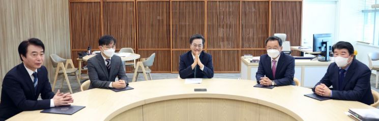 김동연 경기도지사(중앙)가 2일 경기관광공사 사장 등 4개 도 산하 기관장에 대한 임명장을 수여한 뒤 기념사진을 찍고 있다. 사진=경기도청