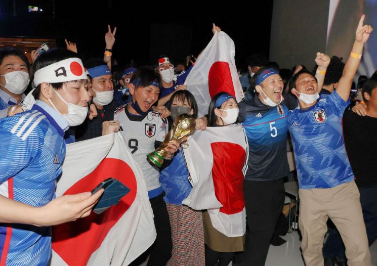 2일(현지시간) 일본 도쿄에서 시민들이 자국 축구대표팀이 스페인에 승리를 거두고 2022 카타르 월드컵 16강 진출에 성공하자 환호하고 있다.사진=연합뉴스