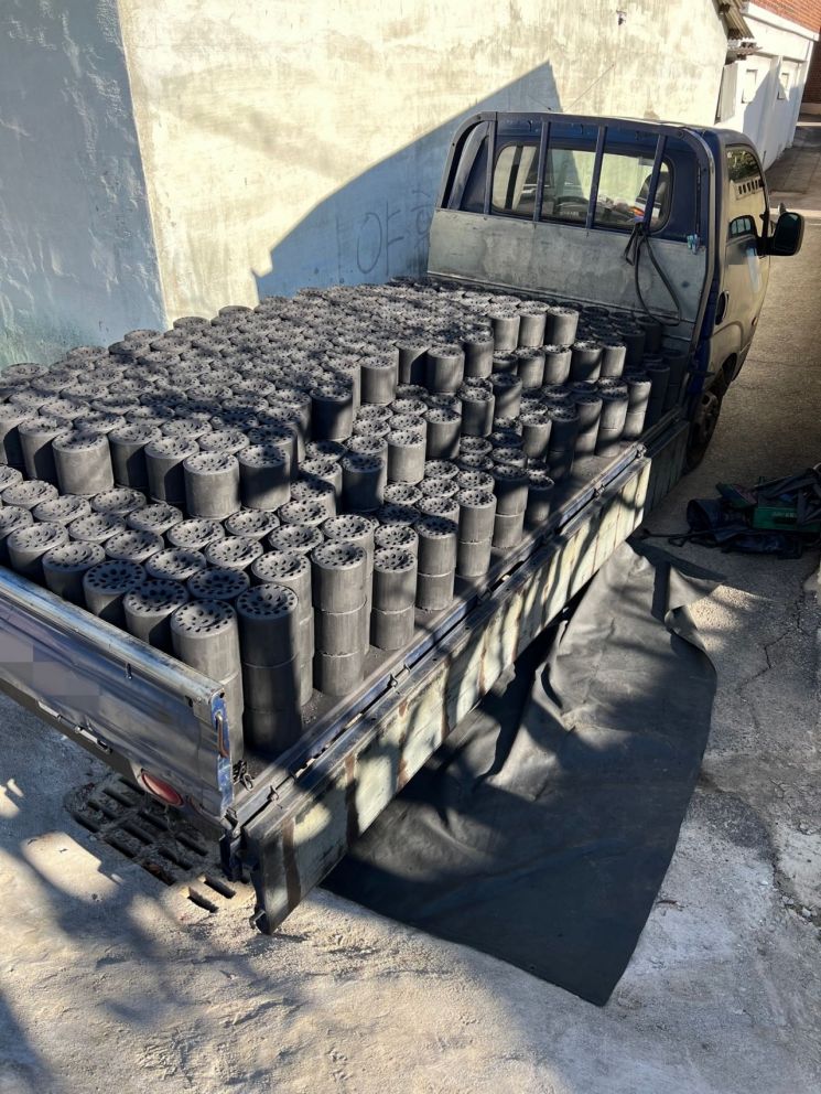 경남 김해시 진영읍 행정복지센터에 익명의 천사가 기부한 연탄 1000장이 트럭에 실려있다.