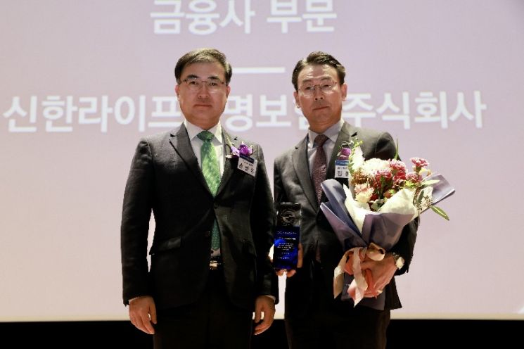 신한라이프는 한국ESG기준원(KCGS)이 개최한 2022년 한국ESG기준원 우수기업 시상식에서 ‘지배구조 최우수기업’에 선정됐다고 2일 밝혔다.
