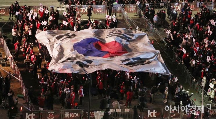 [포토] 광화문광장에 펼쳐진 대형 태극기