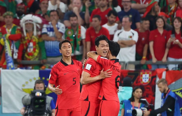 (알라이얀=연합뉴스) 임헌정 기자 = 3일 오전(한국시간) 카타르 알라이얀의 에듀케이션 시티 스타디움에서 열린 2022 카타르 월드컵 조별리그 H조 3차전 대한민국과 포르투갈 경기에서 전반 한국 김영권이 동점골을 넣은 뒤 기뻐하고 있다.