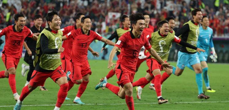 3일 오전(한국시간) 카타르 알라이얀의 에듀케이션 시티 스타디움에서 열린 2022 카타르 월드컵 조별리그 H조 3차전 대한민국과 포르투갈 경기. 포르투갈을 2-1로 이기며 16강 진출에 성공한 한국 선수들이 세리머니를 하고 있다. [이미지출처=연합뉴스]