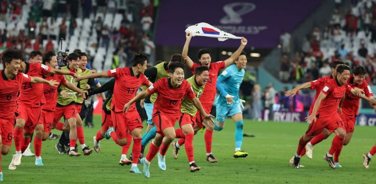3일 오전(한국시간) 카타르 알라이얀의 에듀케이션 시티 스타디움에서 열린 2022 카타르 월드컵 조별리그 H조 3차전 포르투갈과의 경기에서 승리를 거두며16강 진출에 성공한 한국 대표팀이 기쁨을 만끽하고 있다. 사진=연합뉴스