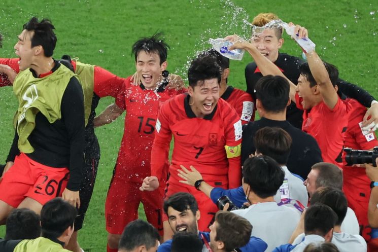 한국 축구 국가대표팀이 3일 오전(한국시간) 카타르 알라이얀의 에듀케이션 시티 스타디움에서 열린 2022 카타르 월드컵 조별리그 H조 3차전 포르투갈과의 경기에서 승리를 거두며 16강 진출에 성공한 뒤 기쁨을 나누고 있다. 사진=연합뉴스