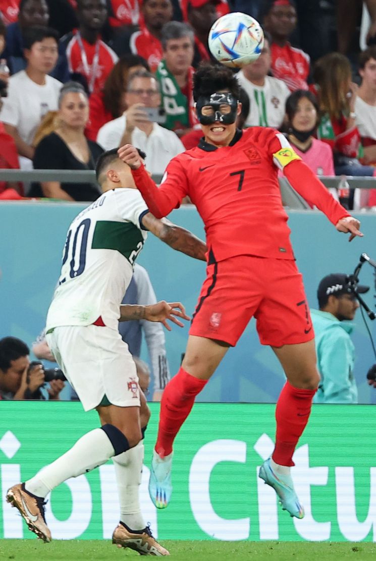 조별리그 H조 3차전 대한민국과 포르투갈 경기에서 안면보호대를 착용한 대표팀 손흥민이 헤더를 하고 있다. 사진=연합뉴스