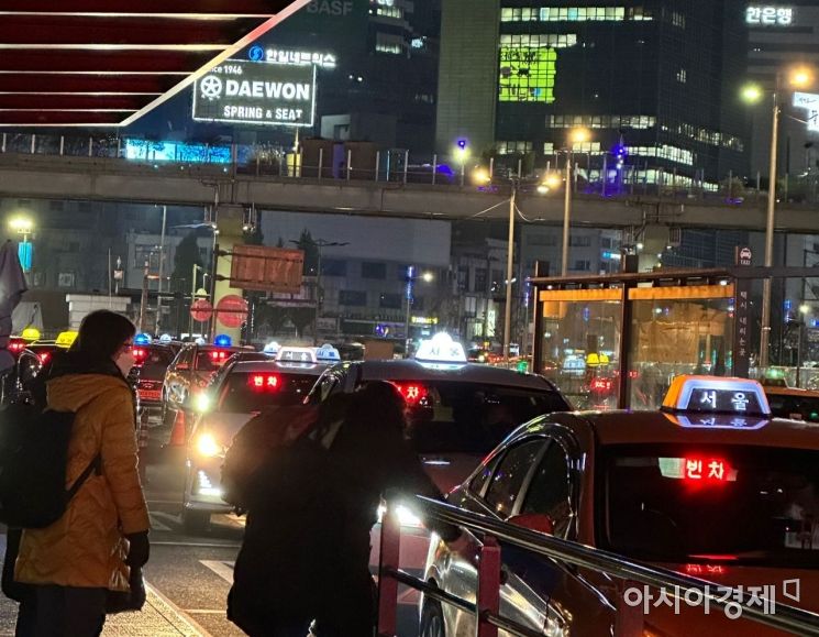 3일 오후 11시께 서울 중구 서울역 앞 택시승강장. 택시 수십여대가 손님을 기다리고 있는 모습./사진=장세희 기자 jangsay