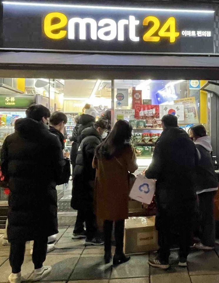 서울 광화문광장 인근 편의점 이마트24에서 고객들이 상품을 구매하고 있다. (사진제공=이마트24)