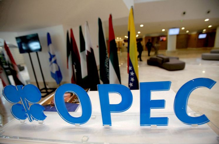 美 압박에도…OPEC+, 하루 200만배럴 감산 유지