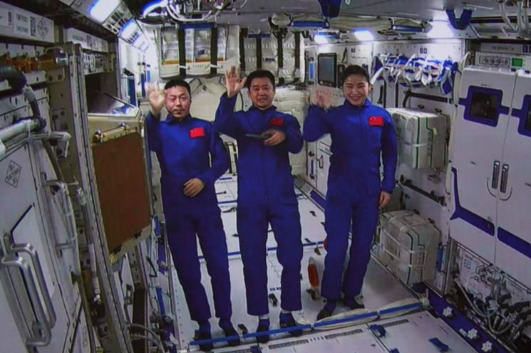 유인 우주선 '선저우 14호'의 우주비행사들이 우주정거장 실험실 모듈 내에서 손을 흔드는 모습. 사진=신화·연합뉴스