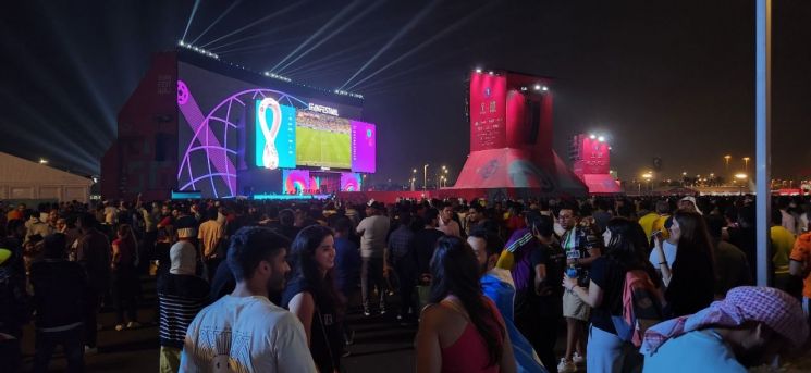 카타르 월드컵 보러 간 한국인들 “왜 우리나라만 마스크?” “속은 기분”