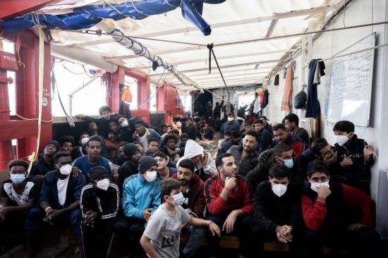 이탈리아가 입항을 거부한 오션 바이킹호의 난민들 [사진 제공= AFP연합뉴스]