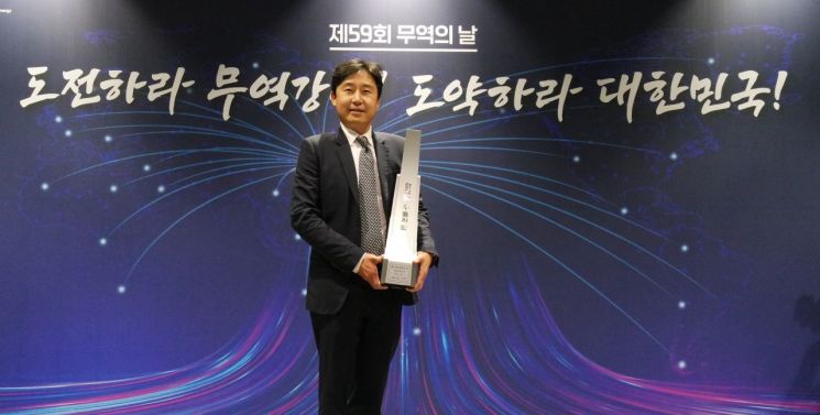 박윤식 루트로닉 글로벌 CFO가 '1억불 수출의 탑'을 수상하고 있다.[사진=루트로닉 제공]