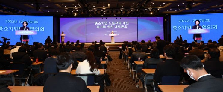 "주 52시간제 못 견딘다" 中企인 200여명 성토…이영 "국회에 전달"