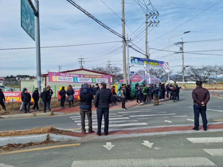 화물연대 거제통영지부장 등 노조원들이 경남 김해시 모 시멘트 회사에서 노조원이 연행된 것에 항의하러 모이고 있다. [이미지출처=창원중부경찰서]