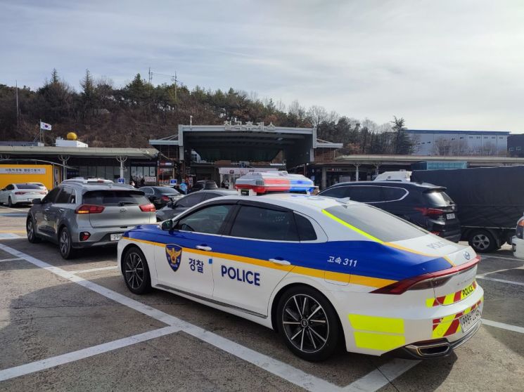 경북경찰이 5일 경부선 고속도로 칠곡휴게소에서 화물연대 조합원들의 불법행위를 막기위한 예방 활동을 하고 있다.