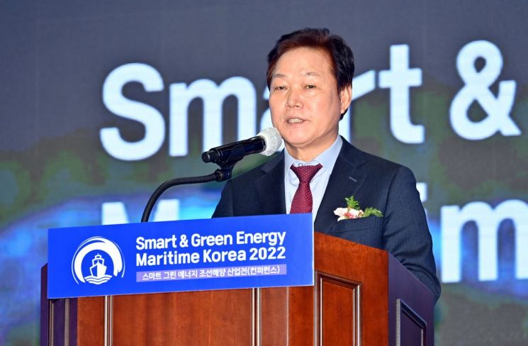 박완수 경남도지사가 2022 스마트 그린에너지 조선해양산업전 개막식에서 인사를 전하고 있다.