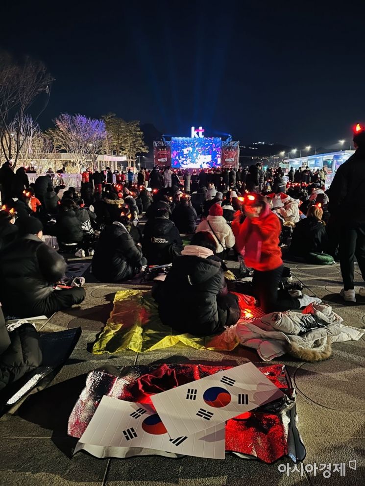 2022 카타르 월드컵 한국과 브라질전의 경기가 열리는 6일 오전 서울 종로구 광화문 광장에서 시민들이 응원을 펼치고 있다./사진=장세희 기자