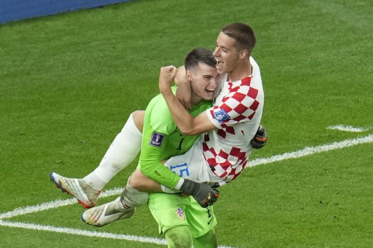 크로아티아 승리를 이끈 골키퍼 리바코비치(왼쪽)와 기뻐하는 파샬리치. [이미지출처=AP연합뉴스]