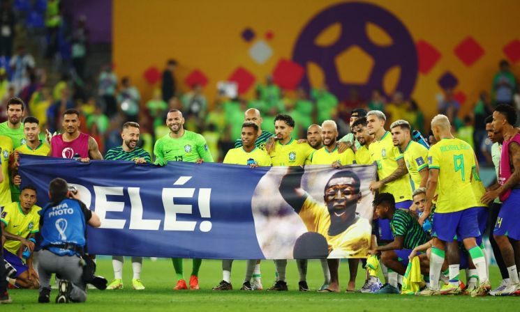 승리 후 '펠레!' 플래카드…브라질, 위독설에 똘똘 뭉쳤다