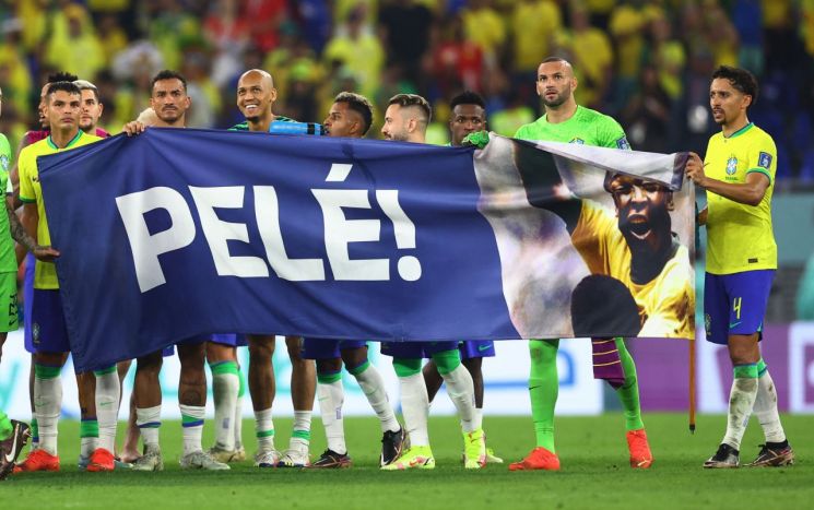 브라질 축구 대표팀 선수들이 6일 2022 카타르 월드컵 8강 진출을 확정지은 직후 펠레의 이름과 얼굴이 새겨진 플래카드를 들고 기념사진을 찍고 있다. ＜이하 사진=로이터연합＞