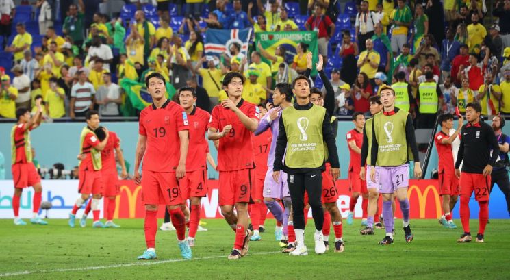 브라질과의 16강전을 마친 대한민국 대표팀 선수들이 팬들을 향해 인사하고 있다. 사진=연합뉴스