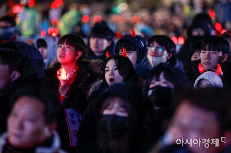 2022 카타르 월드컵 대한민국과 브라질 16강 경기가 진행되고 있는 6일 서울 종로구 광화문 광장에 마련된 거리응원에 참가한 시민들이 경기를 지켜보고 있다./강진형 기자aymsdream@